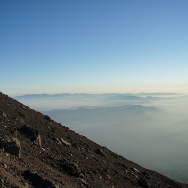 Ascension du Mont Fuji, vue sur la roche volcanique pendant la descente du sentier Yoshida