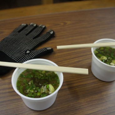 Ascension du Mont Fuji, pause soupe miso à un refuge sur le sentier Yoshida
