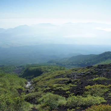 Ascension du Mont Fuji, retour de la végétation à mesure de la descente sur le sentier Yoshida