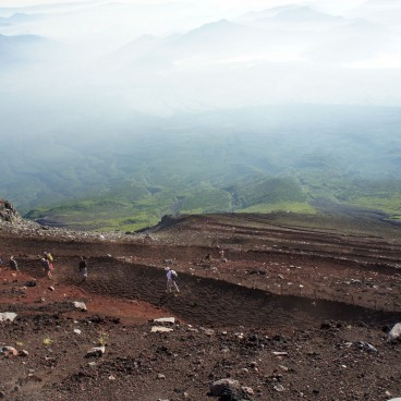 Ascension du Mont Fuji, descente en zigzag sur le sentier Yoshida