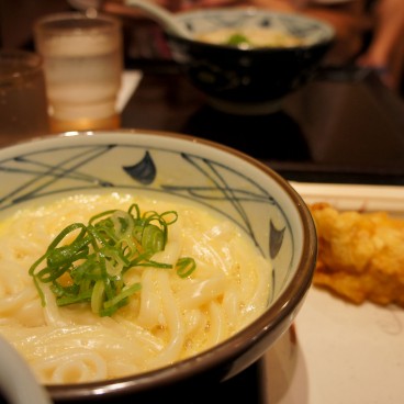 Bol de nouilles Kamatama Udon à l'œuf et assiette de Tempura