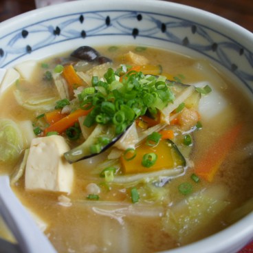 Dango-jiru, spécialité régionale d'Oita à base de nouilles plates, boulettes de blé, miso et garnitures