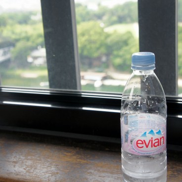 Bouteille d'eau Evian d'un distributeur automatique au Japon