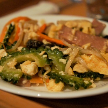 Archipel d'Okinawa, spécialité locale Goya Chanpuru à Naha