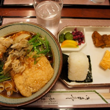 Bol de nouilles udon kitsune saupoudré de katsuobushi