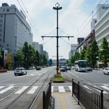 Okayama, avenue avec voies de tram dans le centre-ville