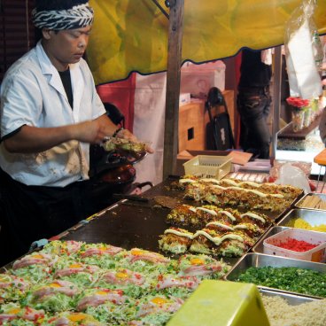 Stand de Okonomiyaki lors du Tenjin Matsuri à Osaka