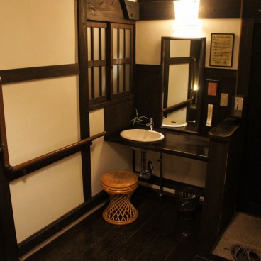 Hyotan Onsen à Beppu, Vestibule avec lavabo et miroir