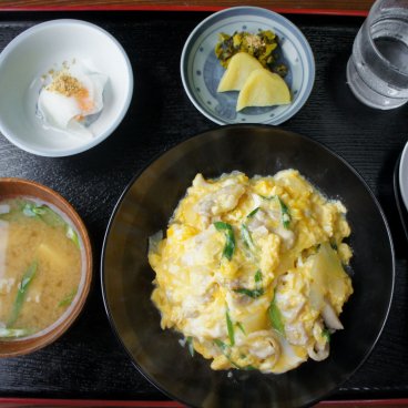 Menu Donburi Oyakodon (riz, omelette et poulet) avec soupe miso 2