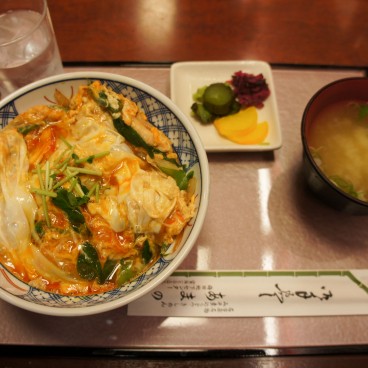 Menu Donburi Oyakodon (riz, omelette et poulet) avec soupe miso 3