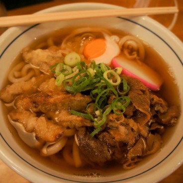 Bol de nouilles Bukkake Udon avec œuf, Tempura et bœuf