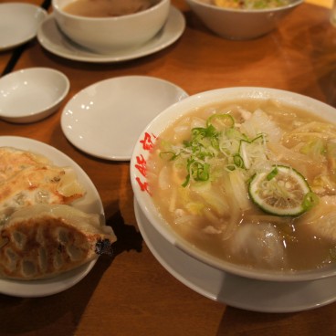 Restaurant de Ramen (Kyoto), soupe Ramen au poulet et agrumes avec raviolis Gyoza