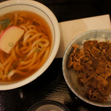 Menu nouilles Bukkake Udon et Donburi Gyudon (riz et bœuf)