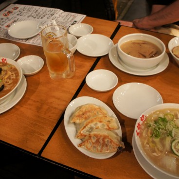 Restaurant de Ramen (Kyoto), table avec 3 bols différents de nouilles Ramen