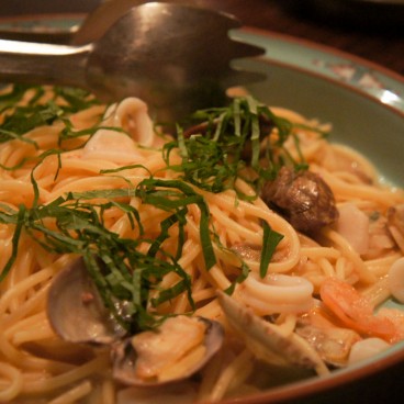Spaghetti aux fruits de mer servies dans un bar Izakaya à Kagoshima