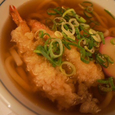 Bol de nouilles Tempura Udon avec beignets à la crevette