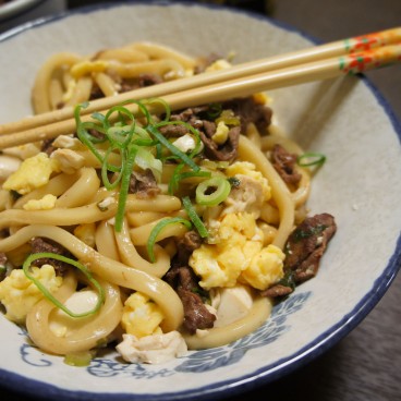Nouilles Yaki Udon sautées avec œuf, tofu et bœuf