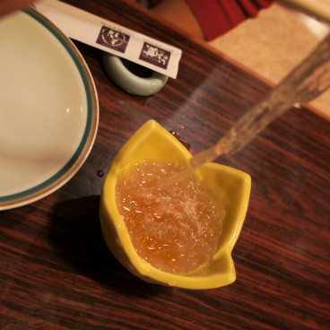 Vermicelles de Konjac (Shirataki) servis dans un bar Izakaya à Kagoshima