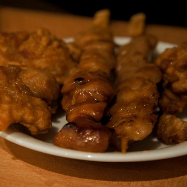 Tokyo, brochettes Yakitori achetées au supermarché japonais