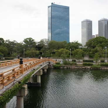 Chateau d'Osaka, pont Gokuraku-bashi et vue sur la ville