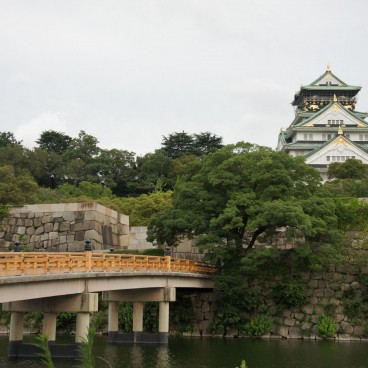 Château d'Osaka (Toyotomi Hideyoshi), pont Gokuraku-bashi et vue sur le donjon