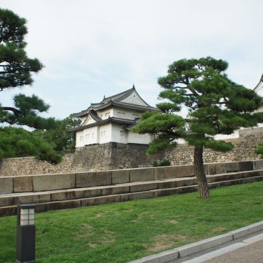 Chateau d'Osaka, allée de pins vers la porte Otemon