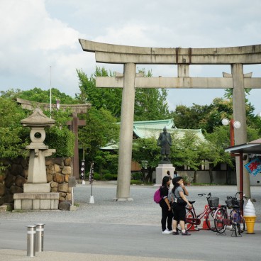 Hokoku-jinja (Osaka), porte torii et statue de Toyotomi Hideyoshi à l'entrée du sanctuaire