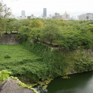 Chateau d'Osaka, vue sur les douves et le parc
