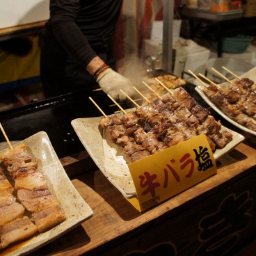 Osaka, stand de brochettes Yakitori lors du Tenjin Matsuri