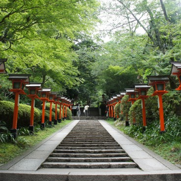 Mont Kurama, Chemin aux lanternes rouges