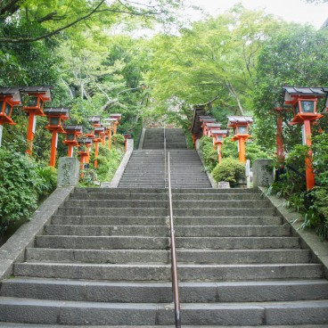 Mont Kurama, Escaliers bordés de lanternes