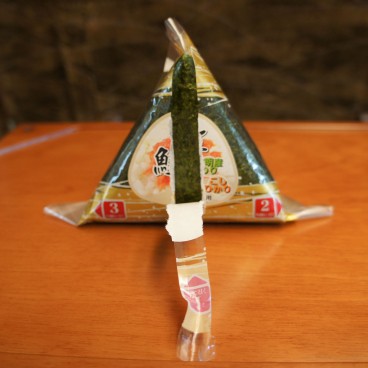 Onigiri en train d'être ouvert dans un Shinkansen
