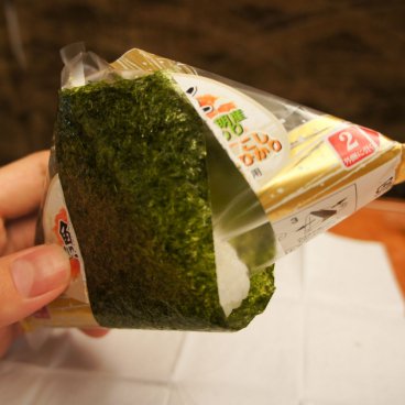 Onigiri en train d'être ouvert dans un Shinkansen 2