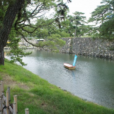 Takamatsu, douves et ruines du château dans le parc Tamamo