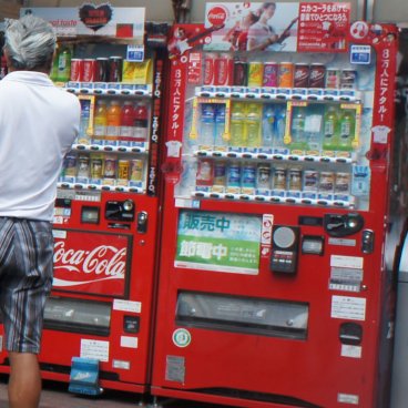 Distributeurs de boissons automatiques au Japon, poubelles et tri sélectif des bouteilles