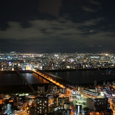 Umeda Sky Building (Osaka), Vue nocturne sur la rivière Yodogawa depuis l'observatoire 2