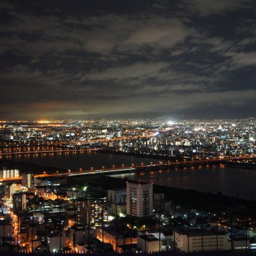 Umeda Sky Building (Osaka), Vue nocturne sur la rivière Yodogawa depuis l'observatoire