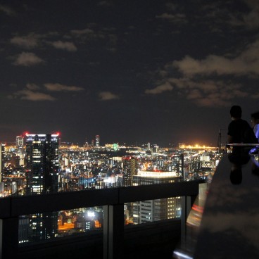Umeda Sky Building (Osaka), Vue nocturne sur la ville depuis l'observatoire aérien