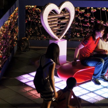 Umeda Sky Building (Osaka), Couples se prenant en photos sur fond de cadenas de l'amour