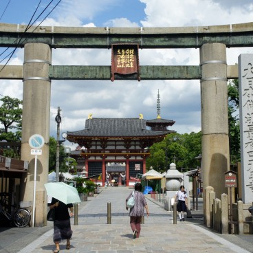 Shitenno-ji (Osaka), Grand torii de pierre et porte Gokuraku-mon