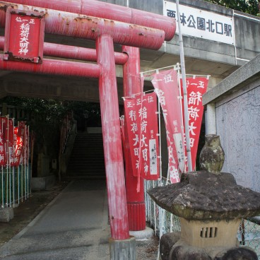 Ritsurin Koen (Takamatsu), Entrée d'un sanctuaire dédié à Inari