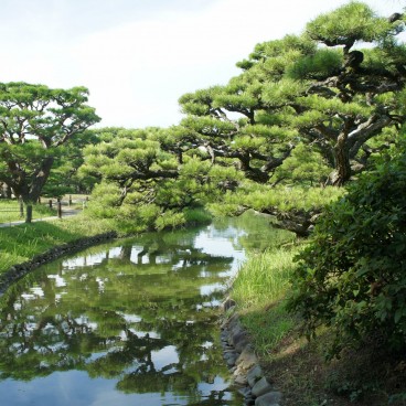 Ritsurin Koen (Takamatsu), Vue sur une allée et un cours d'eau