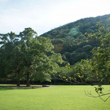 Ritsurin Koen (Takamatsu), Vue sur le Mont Shiun et une plaine enherbée