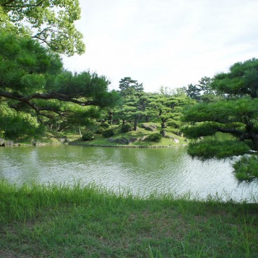 Ritsurin Koen (Takamatsu), Etang et ses îlots