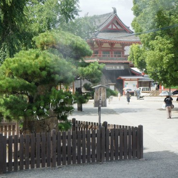Shitenno-ji (Osaka), Arbre sacré et tour de la cloche Kitaganedo