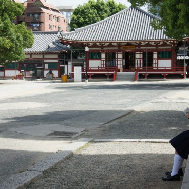 Shitenno-ji (Osaka), Ombre dans l'enceinte du temple