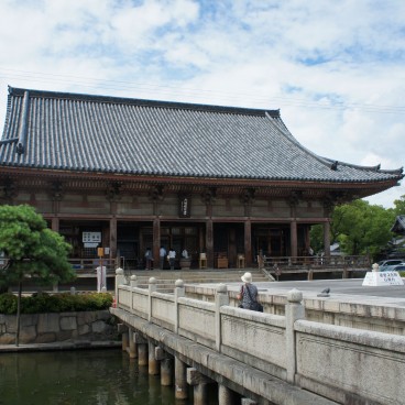 Shitenno-ji (Osaka), Pavillon Rokujiraisando et scène Ishibutai