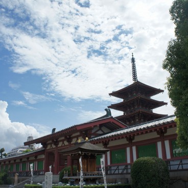 Shitenno-ji (Osaka), Extérieur de l'enceinte des Quatre Rois Célestes et pagode