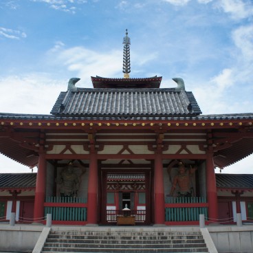 Shitenno-ji (Osaka), Porte Chumon de l'enceinte dédiée aux Quatre Rois Célestes