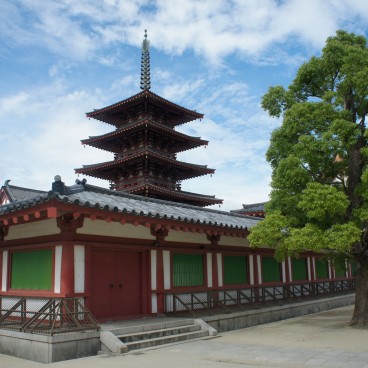 Shitenno-ji (Osaka), Extérieur de l'enceinte des Quatre Rois Célestes et pagode 2